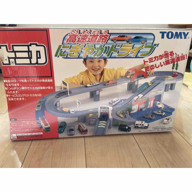 Takara Tomy(タカラトミー)のトミカ　高速道路にぎやかドライブ エンタメ/ホビーのおもちゃ/ぬいぐるみ(ミニカー)の商品写真