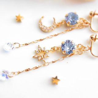 スワロフスキー(SWAROVSKI)の【イヤリング】スワロフスキー　ハンドメイドイヤリング　サファイア　青　揺れる(イヤリング)