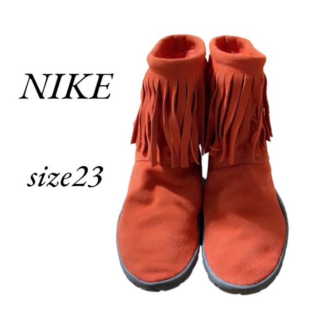 NIKE(ナイキ)のNIKE赤フリンジムートンブーツ　size23 レディースの靴/シューズ(ブーツ)の商品写真