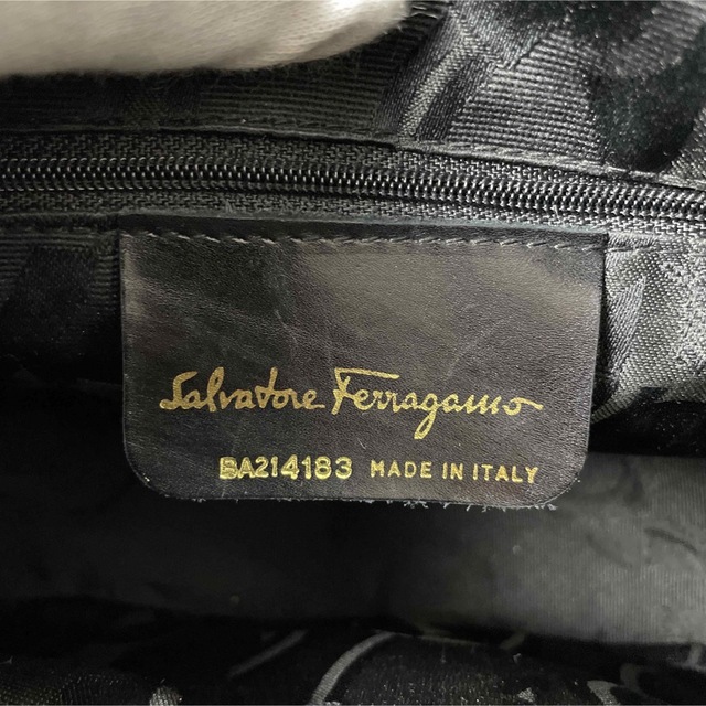 Salvatore Ferragamo - フェラガモ 美品 黒 クロコ 型押し ヴァラ