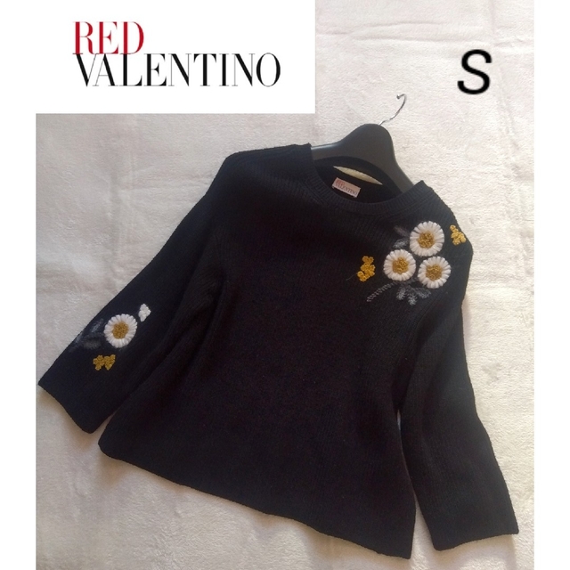 RED VALENTINO(レッドヴァレンティノ)の【lily様専用】希少 レッドバレンティノ フラワー刺繍 ニット S レディースのトップス(ニット/セーター)の商品写真