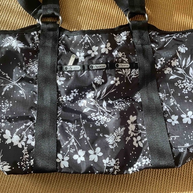 LeSportsac(レスポートサック)のレスポートサック　キャリーオール　トートバッグ　ショルダー　花柄　A4対応 レディースのバッグ(トートバッグ)の商品写真