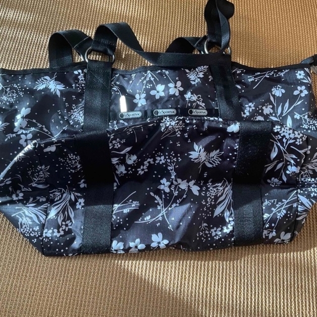 LeSportsac(レスポートサック)のレスポートサック　キャリーオール　トートバッグ　ショルダー　花柄　A4対応 レディースのバッグ(トートバッグ)の商品写真