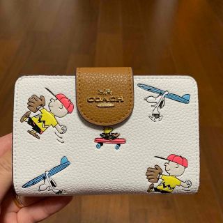 コーチ(COACH)のあっこ様専用！　4899コーチ　二つ折り財布　スヌーピーコラボ(財布)