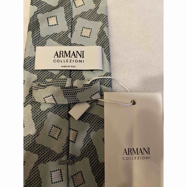 ARMANI COLLEZIONI(アルマーニ コレツィオーニ)の【新品未使用】アルマーニ  ネクタイ シルバーベース エンタメ/ホビーのコレクション(その他)の商品写真