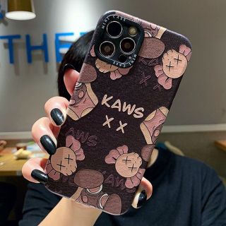 新品　レリーフレザー風iPhone13シリーズカウズKaws ケース  カバー　(iPhoneケース)