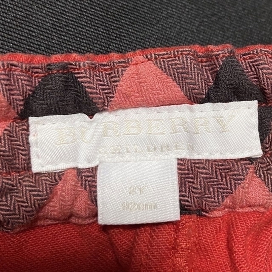 BURBERRY(バーバリー)のほぼ未使用【Burberry】赤 パンツ 2y 90cm キッズ/ベビー/マタニティのキッズ服男の子用(90cm~)(パンツ/スパッツ)の商品写真