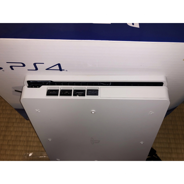 PlayStation4(プレイステーション4)のPlayStation®4 グレイシャー・ホワイト 500GB  エンタメ/ホビーのゲームソフト/ゲーム機本体(家庭用ゲーム機本体)の商品写真