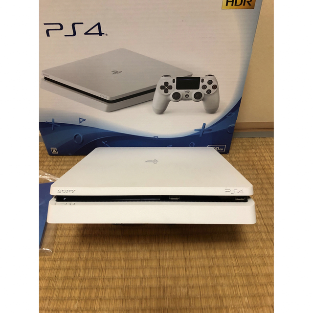 PlayStation4(プレイステーション4)のPlayStation®4 グレイシャー・ホワイト 500GB  エンタメ/ホビーのゲームソフト/ゲーム機本体(家庭用ゲーム機本体)の商品写真