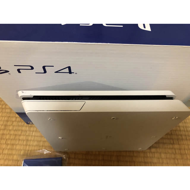 PlayStation4(プレイステーション4)のPlayStation®4 グレイシャー・ホワイト 500GB  エンタメ/ホビーのゲームソフト/ゲーム機本体(家庭用ゲーム機本体)の商品写真