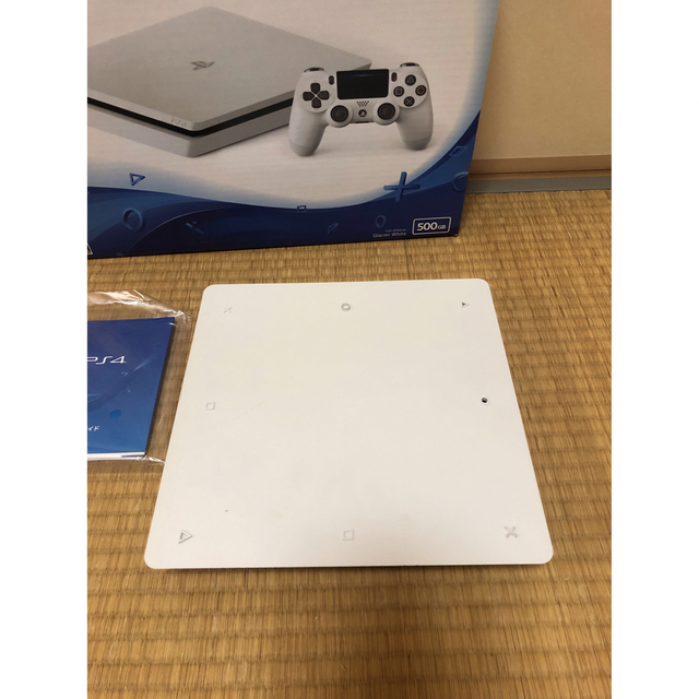 PlayStation4(プレイステーション4)のPlayStation®4 グレイシャー・ホワイト 500GB  エンタメ/ホビーのゲームソフト/ゲーム機本体(家庭用ゲーム機本体)の商品写真