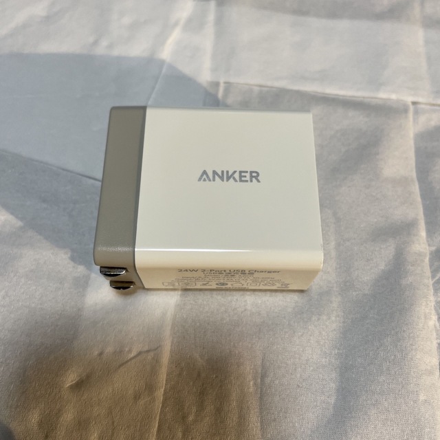 Anker(アンカー)のAnker 24W 2ポート USB急速充電器　ホワイト スマホ/家電/カメラのスマートフォン/携帯電話(バッテリー/充電器)の商品写真