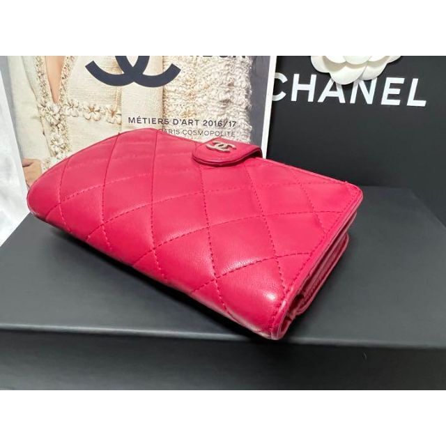 CHANEL(シャネル)のCHANEL マトラッセ 二つ折り財布 ラムスキン ピンク レディースのファッション小物(財布)の商品写真