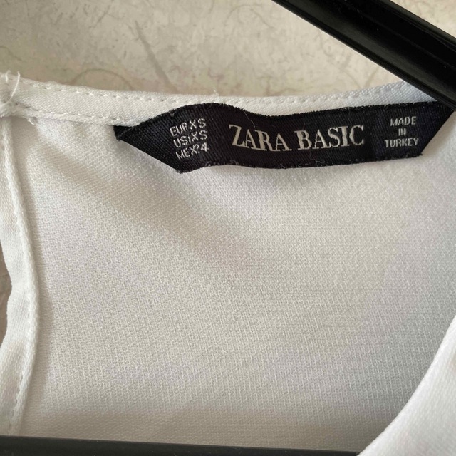 ZARA(ザラ)のZARA パールブラウス レディースのトップス(シャツ/ブラウス(長袖/七分))の商品写真