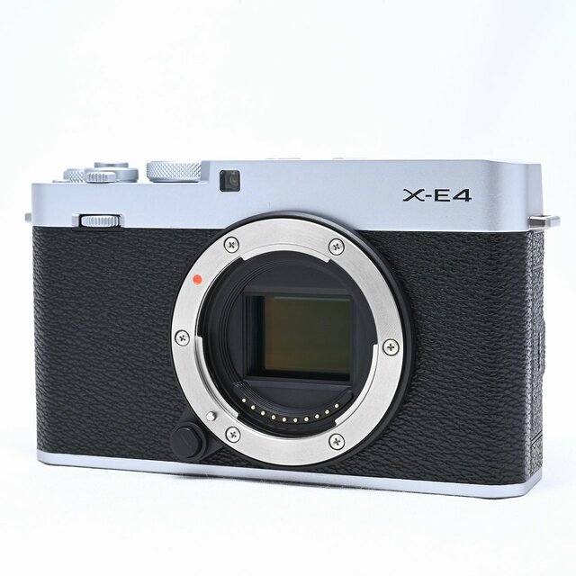 富士フイルム(フジフイルム)のFUJIFILM X-E4 XC15-45 レンズキット シルバー スマホ/家電/カメラのカメラ(ミラーレス一眼)の商品写真