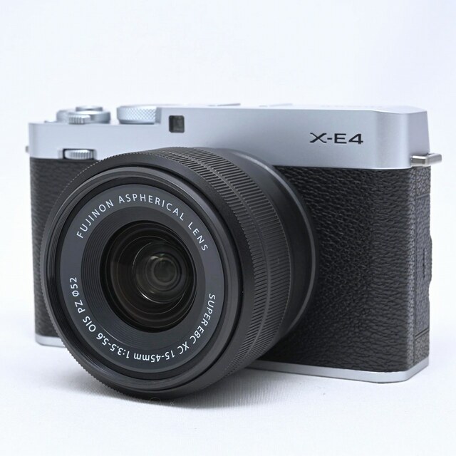 富士フイルム(フジフイルム)のFUJIFILM X-E4 XC15-45 レンズキット シルバー スマホ/家電/カメラのカメラ(ミラーレス一眼)の商品写真