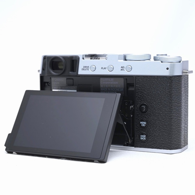 富士フイルム(フジフイルム)のFUJIFILM X-E4 XC15-45 レンズキット シルバー スマホ/家電/カメラのカメラ(ミラーレス一眼)の商品写真