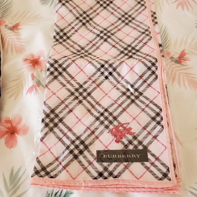 BURBERRY(バーバリー)の♥️新品　バーバリー　ハンカチ　２枚♥️ レディースのファッション小物(ハンカチ)の商品写真