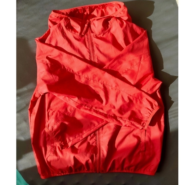 UNIQLO(ユニクロ)のUNIQLO ポケッタブルパーカー 140 赤 キッズ/ベビー/マタニティのキッズ服女の子用(90cm~)(ジャケット/上着)の商品写真