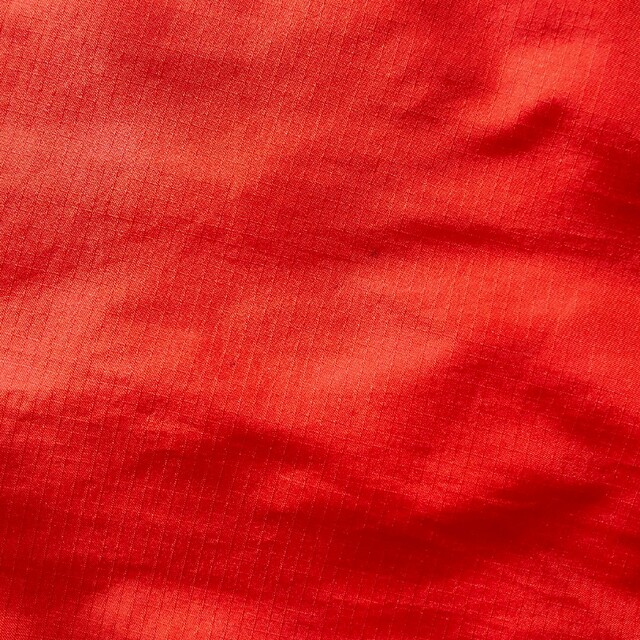 UNIQLO(ユニクロ)のUNIQLO ポケッタブルパーカー 140 赤 キッズ/ベビー/マタニティのキッズ服女の子用(90cm~)(ジャケット/上着)の商品写真