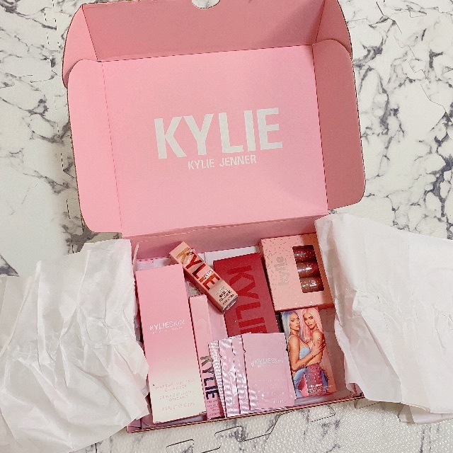 Kylie Cosmetics(カイリーコスメティックス)の日本未発売　カイリーコスメ　ハイグロス　口紅　海外コスメ　リップ　ギャル コスメ/美容のベースメイク/化粧品(リップグロス)の商品写真