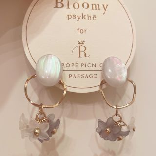 ロペピクニック(Rope' Picnic)の磨りガラスブルー×ホワイトお花型イヤリング(イヤリング)