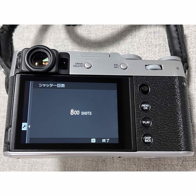 富士フイルム(フジフイルム)のるる様〈美品〉FUJIFILM X100V シルバー パラコード　フード付き スマホ/家電/カメラのカメラ(コンパクトデジタルカメラ)の商品写真