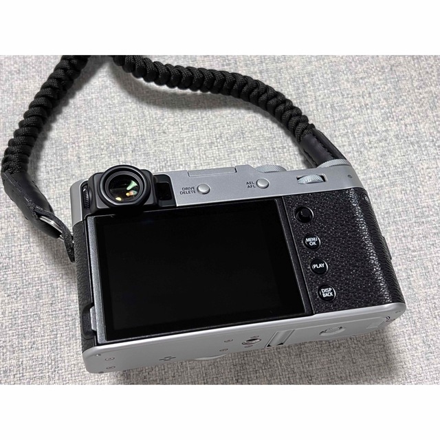 富士フイルム(フジフイルム)のるる様〈美品〉FUJIFILM X100V シルバー パラコード　フード付き スマホ/家電/カメラのカメラ(コンパクトデジタルカメラ)の商品写真