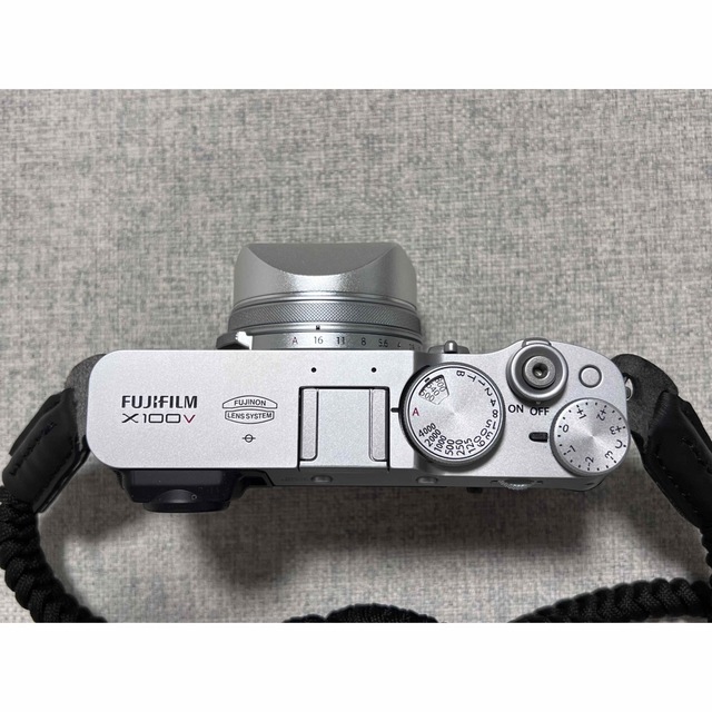 富士フイルム(フジフイルム)のるる様〈美品〉FUJIFILM X100V シルバー パラコード　フード付き スマホ/家電/カメラのカメラ(コンパクトデジタルカメラ)の商品写真