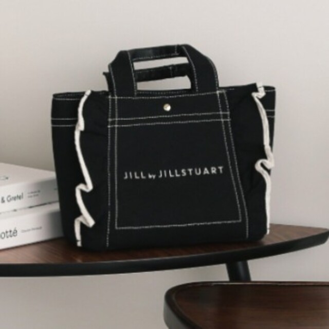 JILL by JILLSTUART(ジルバイジルスチュアート)の【新品】ジルバイジルスチュアート フリルトートバッグ(小)  ブラック レディースのバッグ(トートバッグ)の商品写真