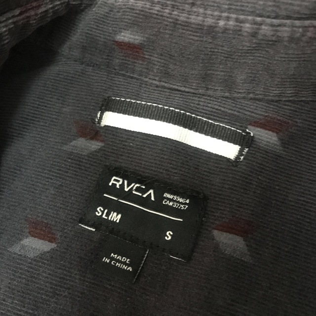 RVCA(ルーカ)のrvca ルーカ　シャツ　US Sサイズ　ネイビー メンズのトップス(Tシャツ/カットソー(七分/長袖))の商品写真