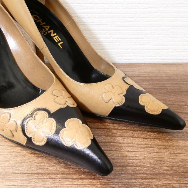 美品 シャネル バイカラー レザー フラワー ポインテッドトゥ パンプス-