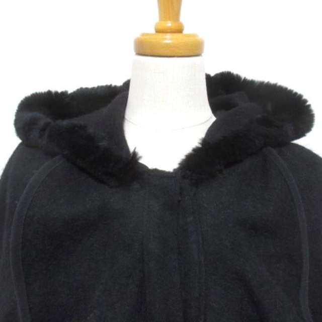 TO BE CHIC(トゥービーシック)のトゥービーシック ポンチョ 黒 前開き 袖通しあり ウール カシミヤ混 レッキス レディースのジャケット/アウター(ポンチョ)の商品写真