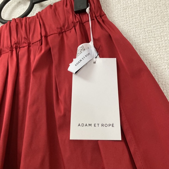 Adam et Rope'(アダムエロぺ)のタグ付き未使用☆アダムエロペ　リバーシブルメモリースカート ワイン レディースのスカート(ひざ丈スカート)の商品写真