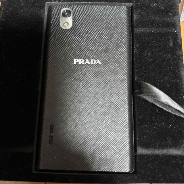 PRADA(プラダ)のPRADA phone L-02D ブラック スマホ/家電/カメラのスマートフォン/携帯電話(携帯電話本体)の商品写真