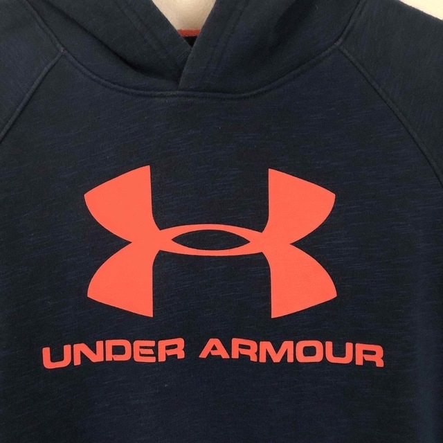 UNDER ARMOUR(アンダーアーマー)のアンダーアーマー パーカー YXL キッズ/ベビー/マタニティのキッズ服男の子用(90cm~)(Tシャツ/カットソー)の商品写真