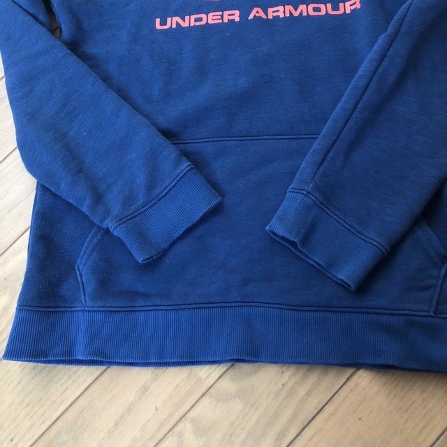 UNDER ARMOUR(アンダーアーマー)のアンダーアーマー パーカー YXL キッズ/ベビー/マタニティのキッズ服男の子用(90cm~)(Tシャツ/カットソー)の商品写真