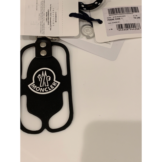 MONCLER(モンクレール)のMONCLER　新品タグ付き　iPhone     スマホ ショルダーストラップ スマホ/家電/カメラのスマホアクセサリー(iPhoneケース)の商品写真