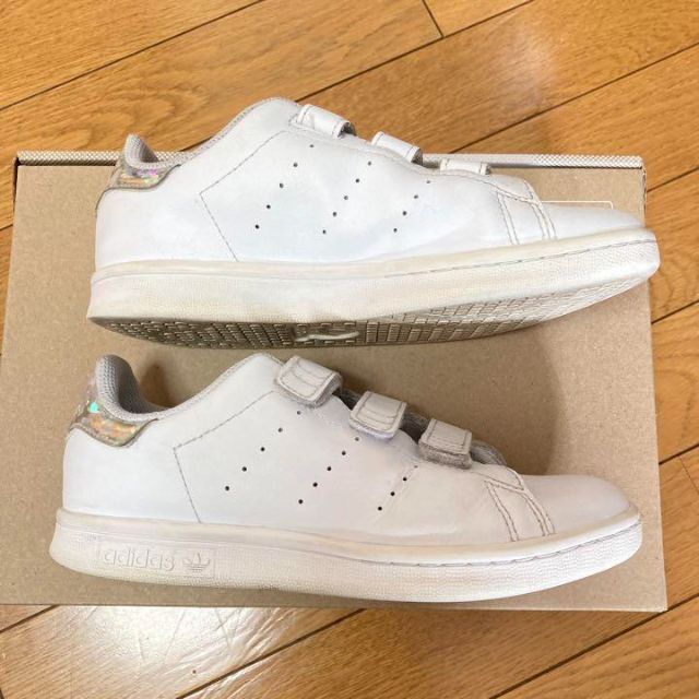 adidas(アディダス)のadidas  STAN SMITH   アディダス  スタンスミススニーカー キッズ/ベビー/マタニティのキッズ靴/シューズ(15cm~)(スニーカー)の商品写真