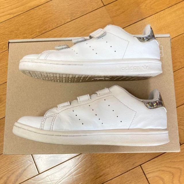 adidas(アディダス)のadidas  STAN SMITH   アディダス  スタンスミススニーカー キッズ/ベビー/マタニティのキッズ靴/シューズ(15cm~)(スニーカー)の商品写真