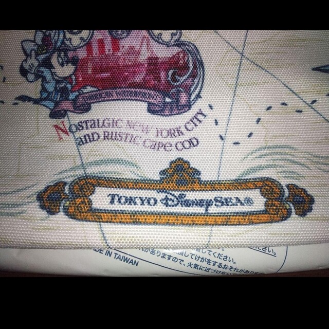 Disney(ディズニー)のディズニーシー20周年の公式タイムトゥシャイントートバッグ。新品タグ付き エンタメ/ホビーのおもちゃ/ぬいぐるみ(キャラクターグッズ)の商品写真