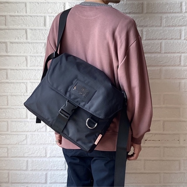 ACNE STUDIOS アクネ メッセンジャーバッグ 定番 | フリマアプリ ラクマ