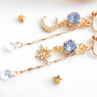 スワロフスキー(SWAROVSKI)の【イヤリング】スワロフスキー　ハンドメイドイヤリング　サファイア　揺れる(イヤリング)