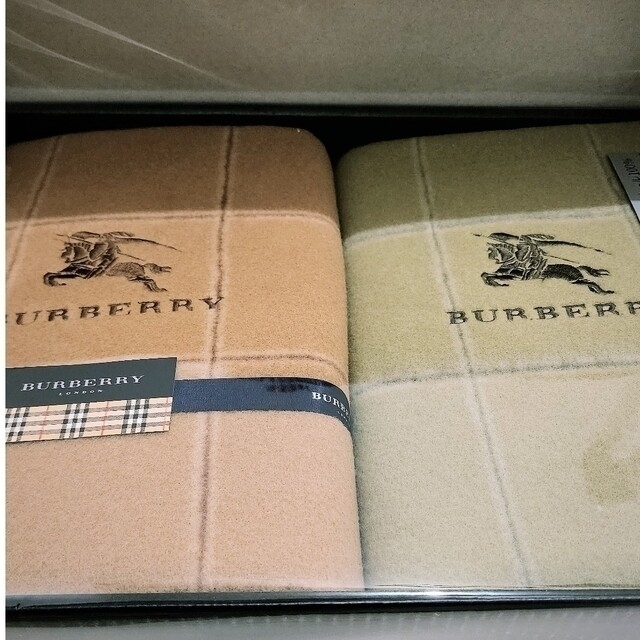 BURBERRY(バーバリー)の驚安！【新品未使用】BURBERRY毛布 2枚セット インテリア/住まい/日用品の寝具(毛布)の商品写真