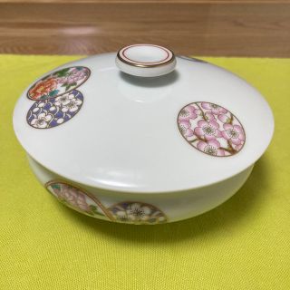 錦松梅の入っていた蓋付き陶器(食器)