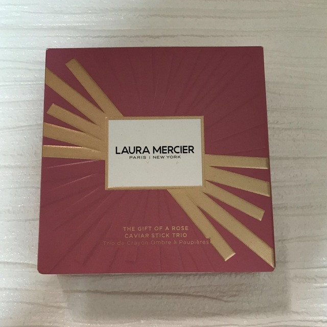 laura mercier(ローラメルシエ)のローラメルシエ　ザ　ギフト　オブ　ローズ　キャビアスティック　トリオ コスメ/美容のベースメイク/化粧品(アイシャドウ)の商品写真