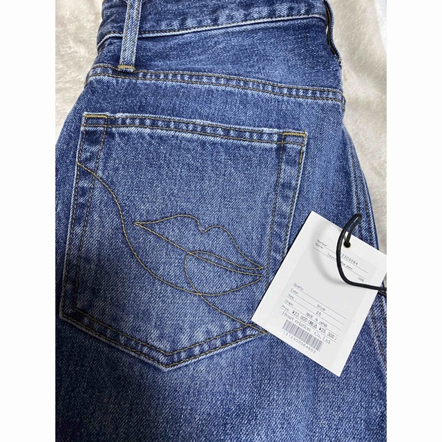her lip to Tokyo High Rise Jeans | www.jarussi.com.br