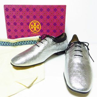 トリーバーチ(Tory Burch)の未使用箱付き TORY BURCH メンズ ドレスシューズ シルバー 最高級(ドレス/ビジネス)