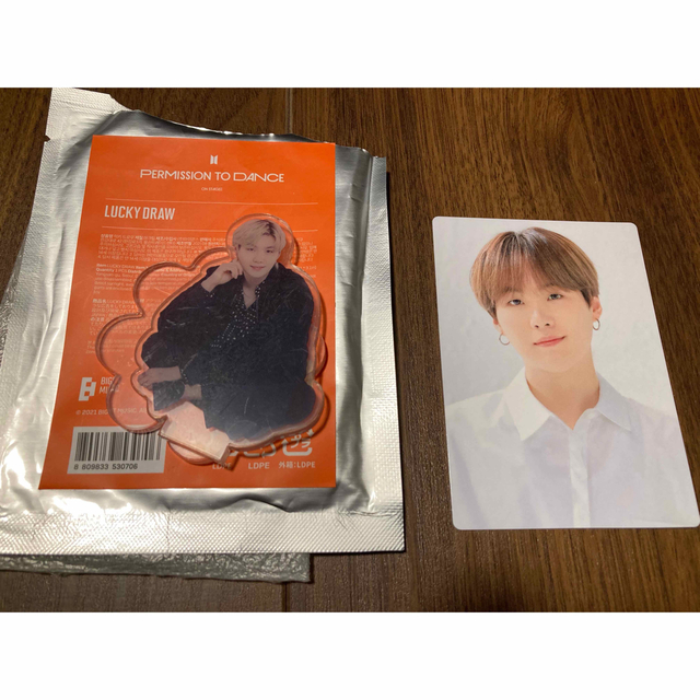 防弾少年団(BTS)(ボウダンショウネンダン)のBTS フォーチュンボックス SUGA トレカとPTDのアクリルスタンド エンタメ/ホビーのタレントグッズ(アイドルグッズ)の商品写真