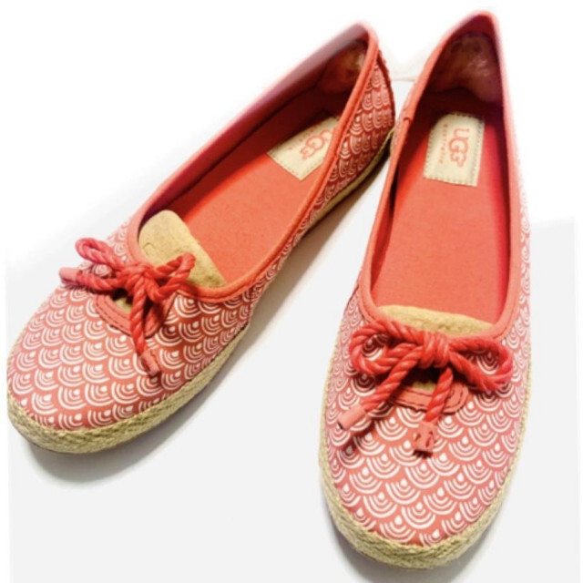 UGG(アグ)の新品 24cm ピンク　モカシン レディースの靴/シューズ(スリッポン/モカシン)の商品写真
